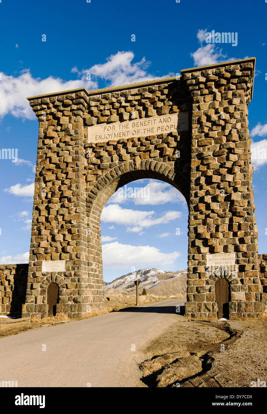 Roosevelt Arch, 1903, rustiziert Triumphbogen am Nordeingang zum Yellowstone National Park in Gardiner, Montana, USA Stockfoto