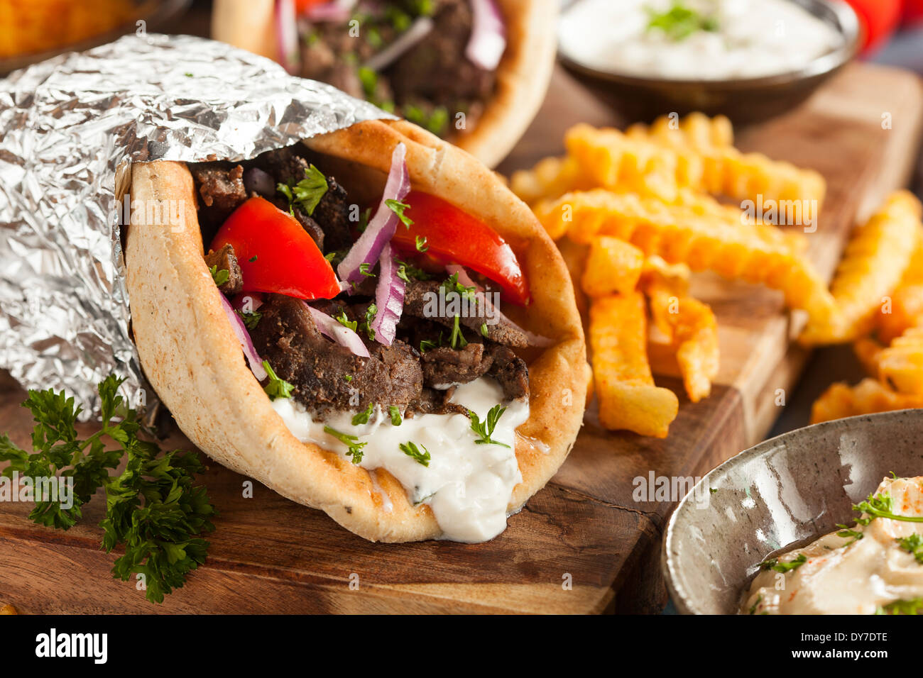 Griechische gyros mit tzaziki und pommes -Fotos und -Bildmaterial in ...