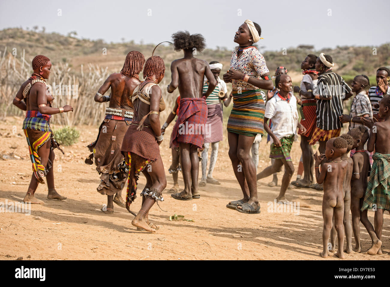 Hamer Männer und Frauen springen auf einem Stier springen Zeremonie in der Nähe von Turmi im Omo-Tal, Äthiopien Stockfoto