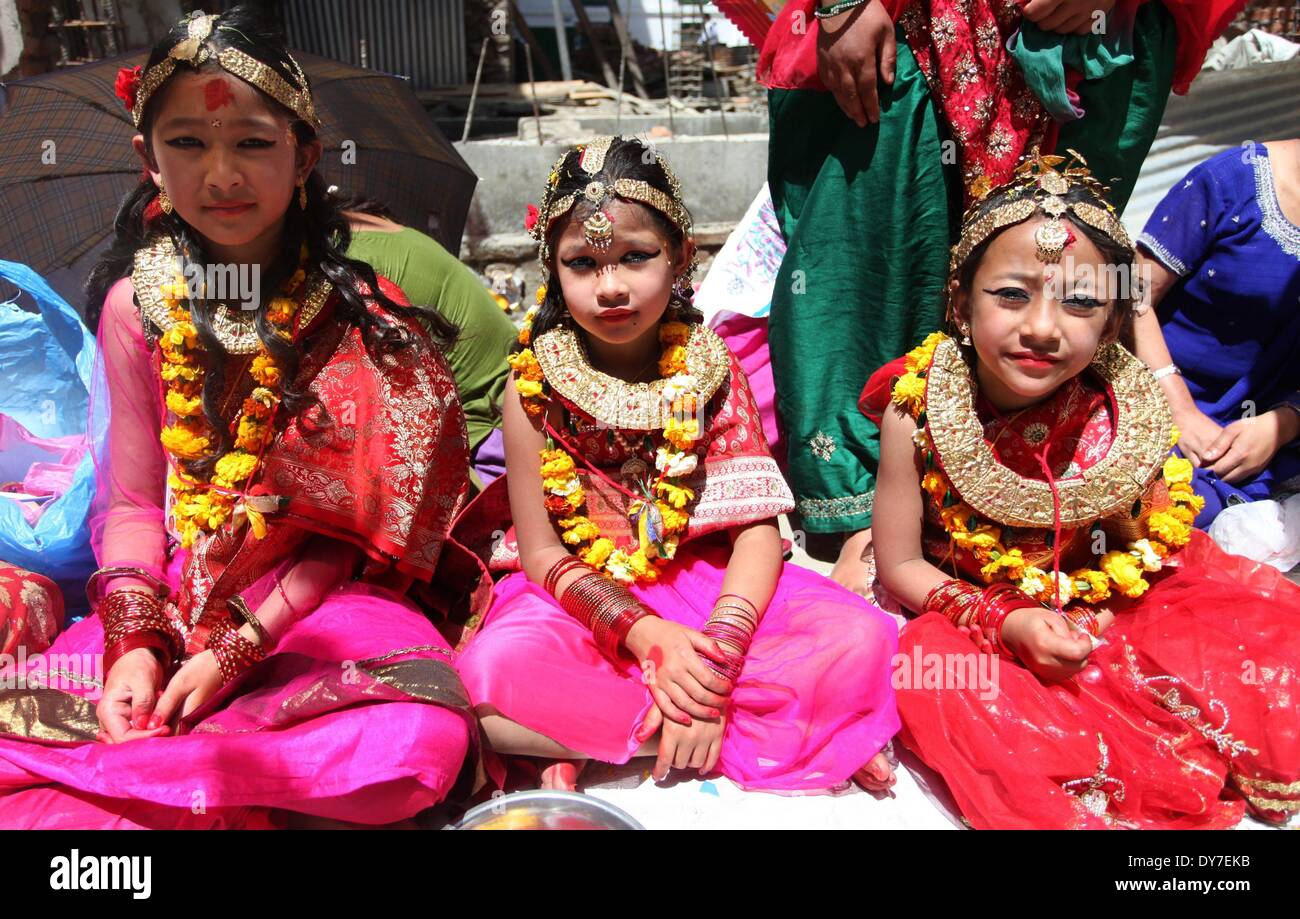 Kathmandu, Nepal. 8. April 2014. Mädchen nehmen an der Prozession der Kumari Puja am Hyumat in Kathmandu, Nepal, 8. April 2014. © Sunil Sharma/Xinhua/Alamy Live-Nachrichten Stockfoto