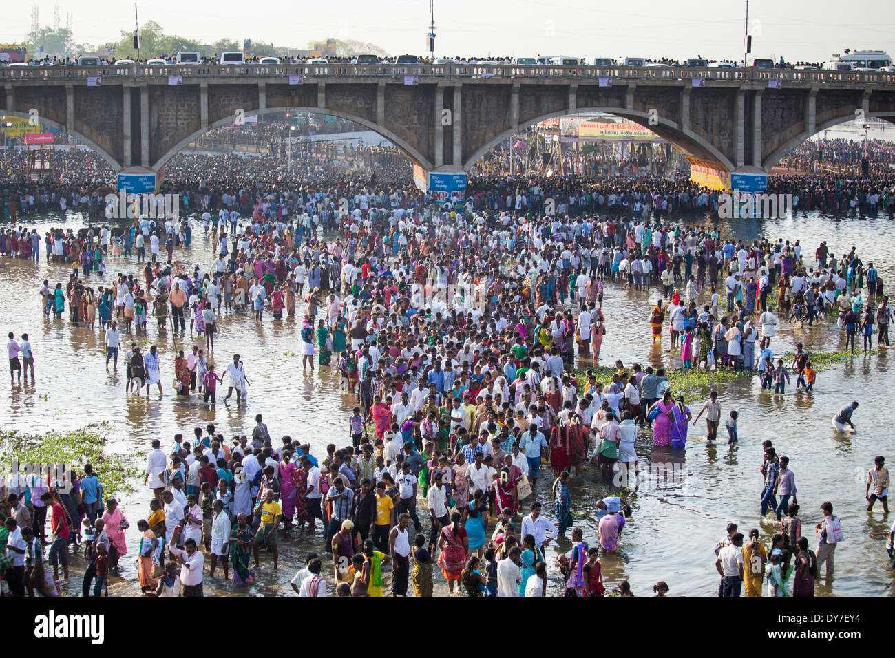 Kundenansturm bei Flusses Vaigai während Chithirai Thiruvizha hinduistische Festivals, Madurai, Indien Stockfoto