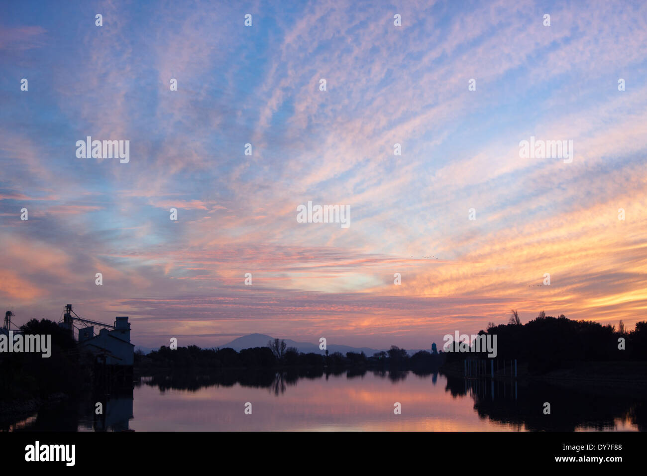 Sonnenuntergang über dem Wasser in den Sacramento River Delta. Stockfoto