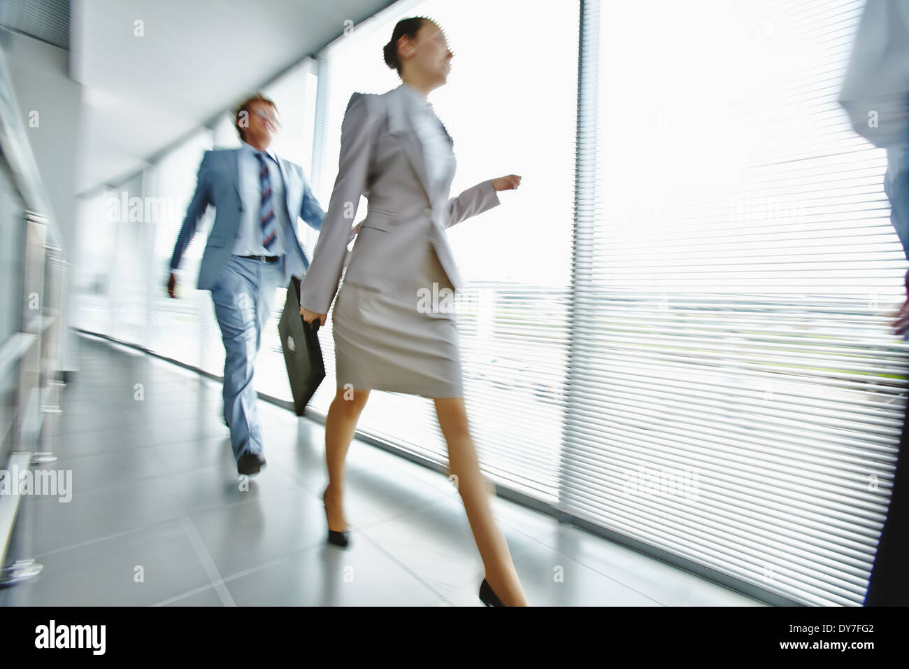 Geschäftsfrau Korridor mit eleganten Mann zu Fuß auf Hintergrund Stockfoto