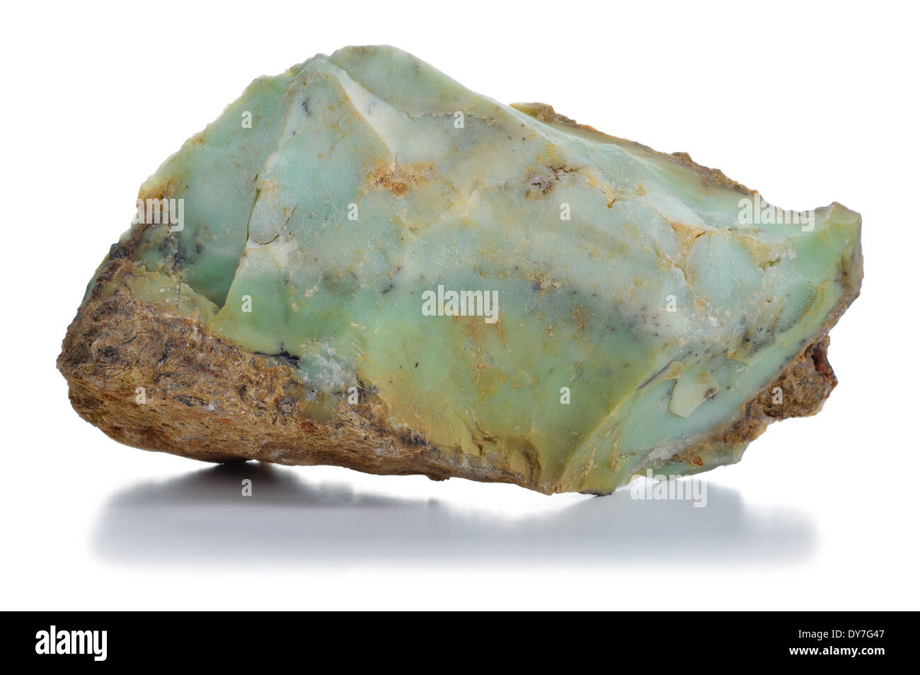 Grobe grüne Opal (Chryzopal) Venen. Ungeschnitten ungeschliffen Mineral isoliert. Chryzopal von Szklary in der Nähe von Zabkowice Slaskie, Szklary. Stockfoto