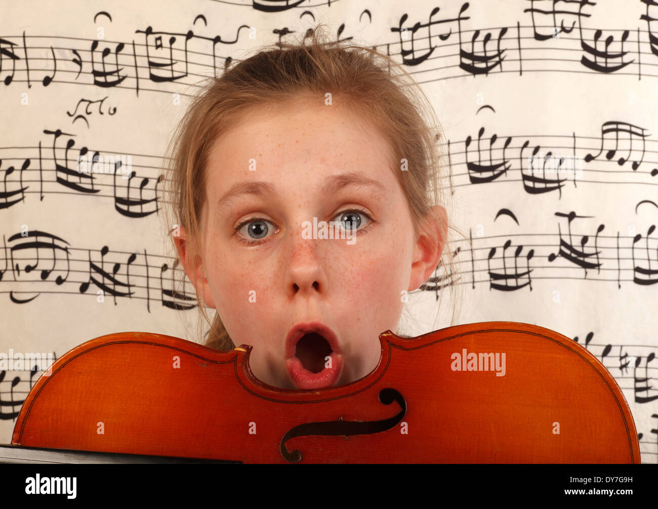 Entdecken Sie die Welt der Musik für Kinder Stockfoto