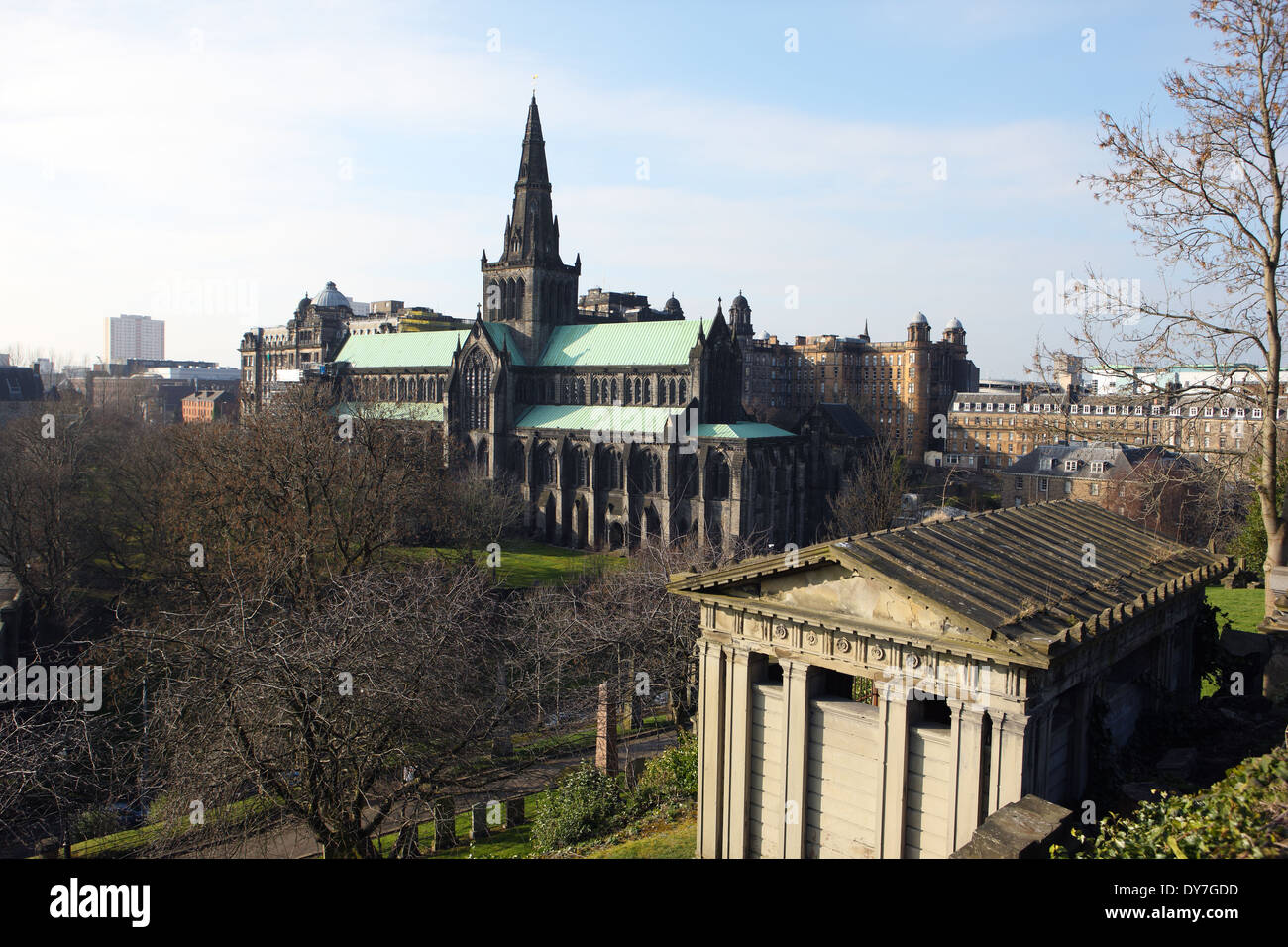 Glasgow Cathedral mit Gebäuden aus dem königlichen Krankenhaus hinter. Ein Mausoleum aus der Nekropole ist unten rechts des Bildes Stockfoto