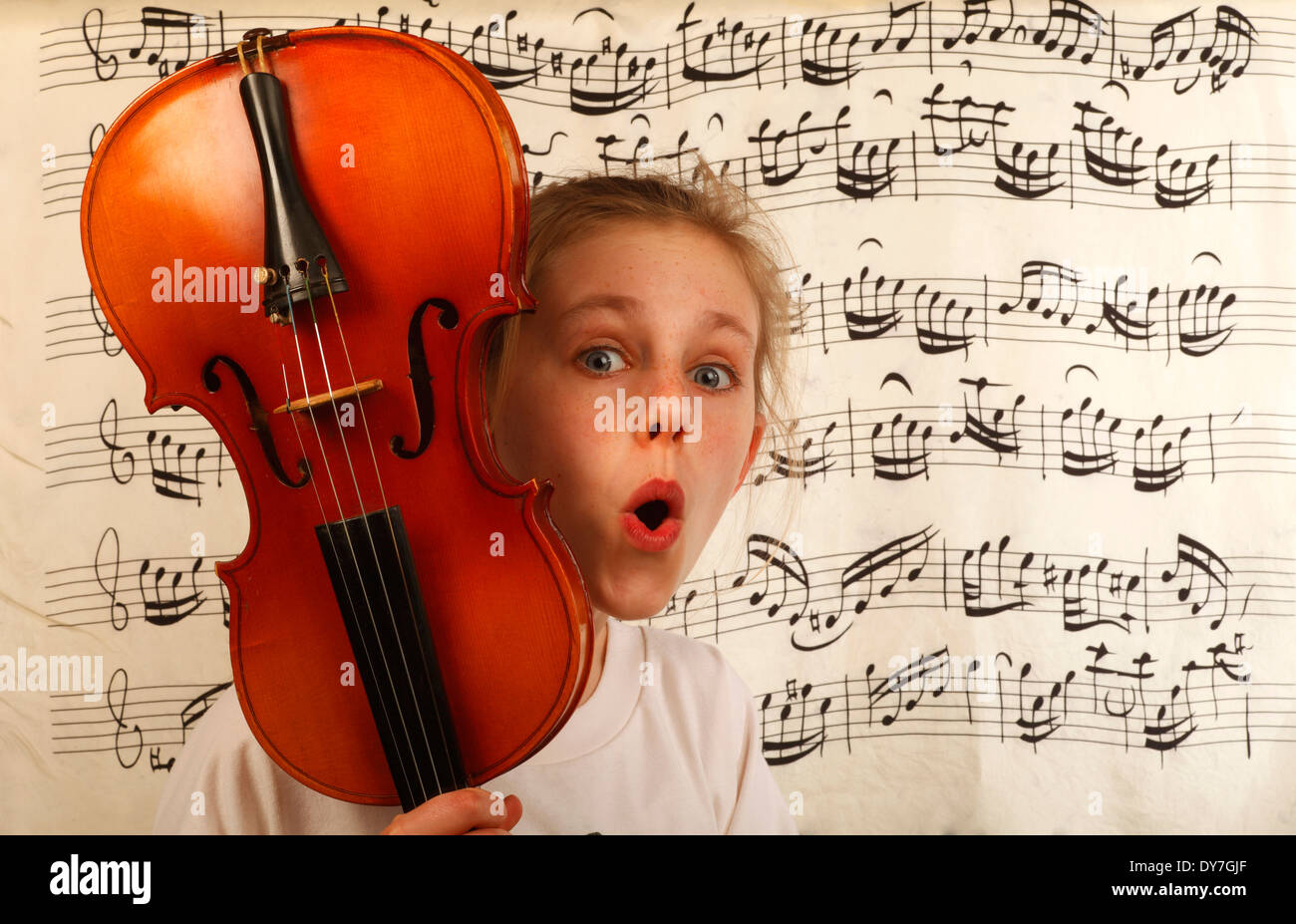 Entdecken Sie die Welt der Musik für Kinder Stockfoto