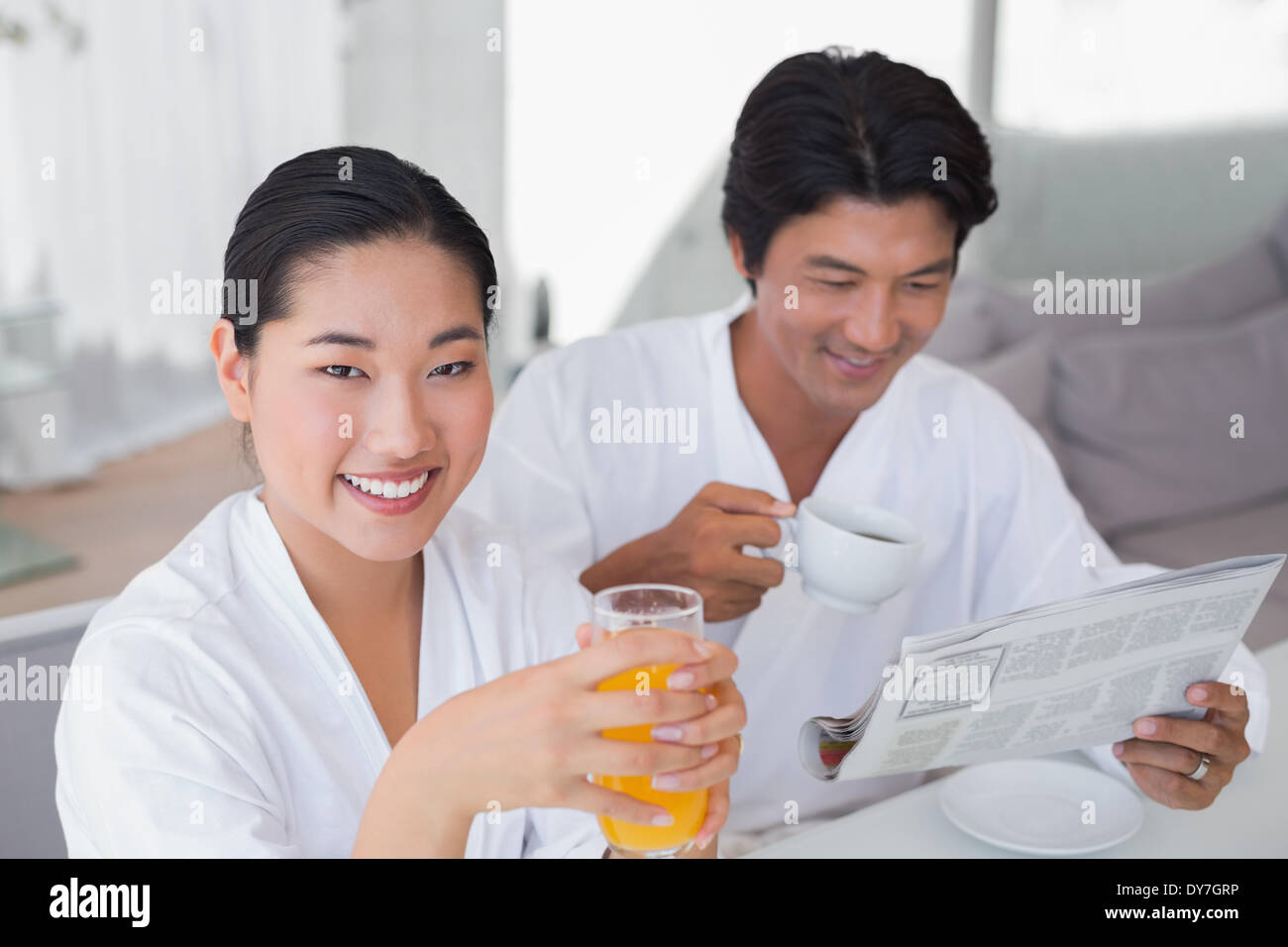 Paar im Bademantel am Morgen miteinander zu verbringen Stockfoto