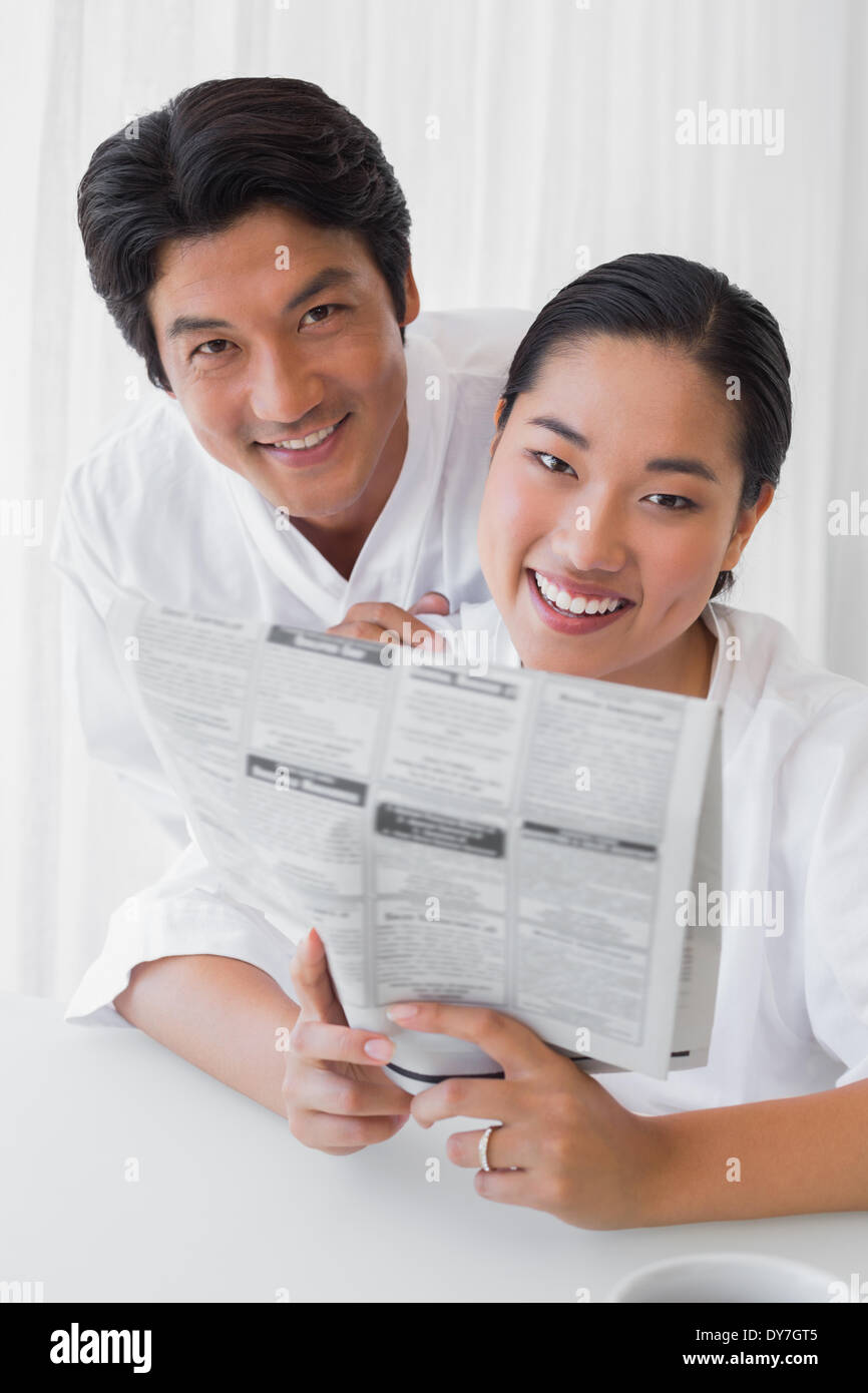 Paar im Bademantel lesen Zeitung zusammen am Morgen Stockfoto