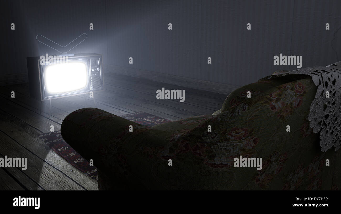 Eine alte leeren dunklen Raum mit einer alten Sofa Holzböden und leuchtenden es eingeschaltet Vintage Fernseher Stockfoto