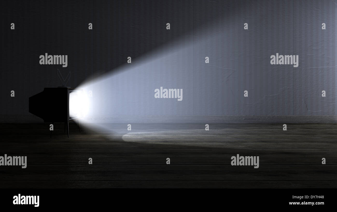 Eine alte leeren dunklen Raum mit einer alten Sofa Holzböden und leuchtenden es eingeschaltet Vintage Fernseher Stockfoto