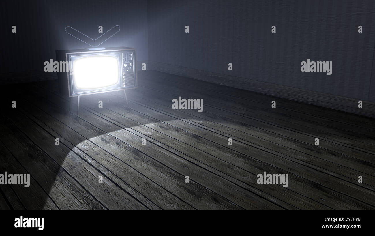 Eine alte leeren dunklen Raum mit einer alten Sofa Holzböden und leuchtenden es eingeschaltet Vintage Fernseher Stockfoto
