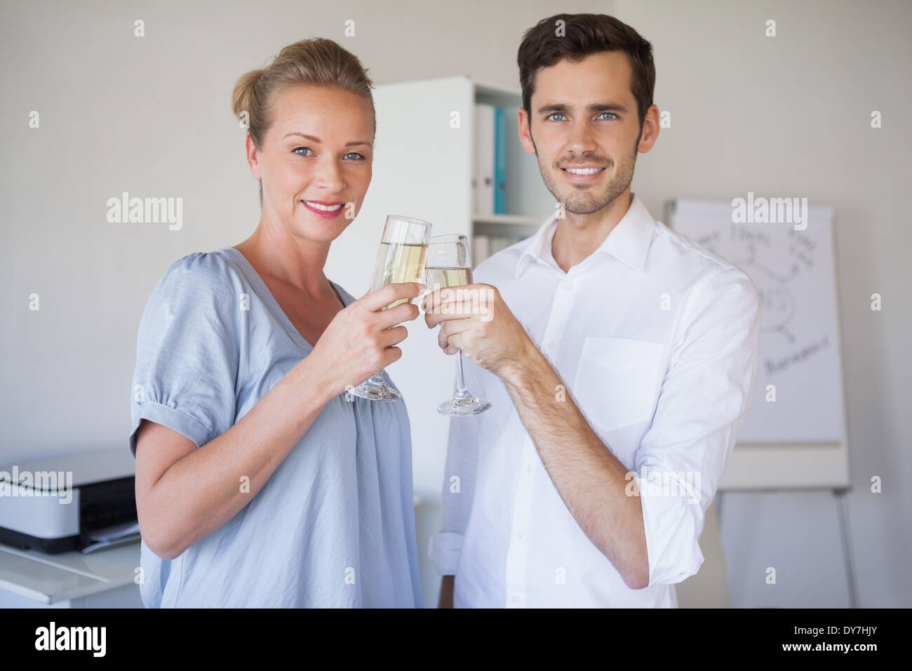 Casual Business-Team lächelnd in die Kamera zu toasten, mit Champagner Stockfoto