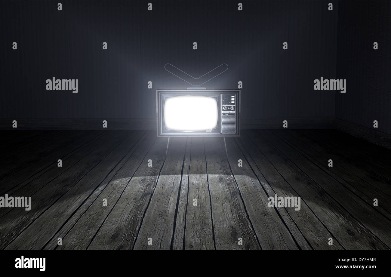 Eine alte leeren dunklen Raum mit einer alten Sofa Holzböden und leuchtenden es eingeschaltet Vintage Fernseher Stockfoto
