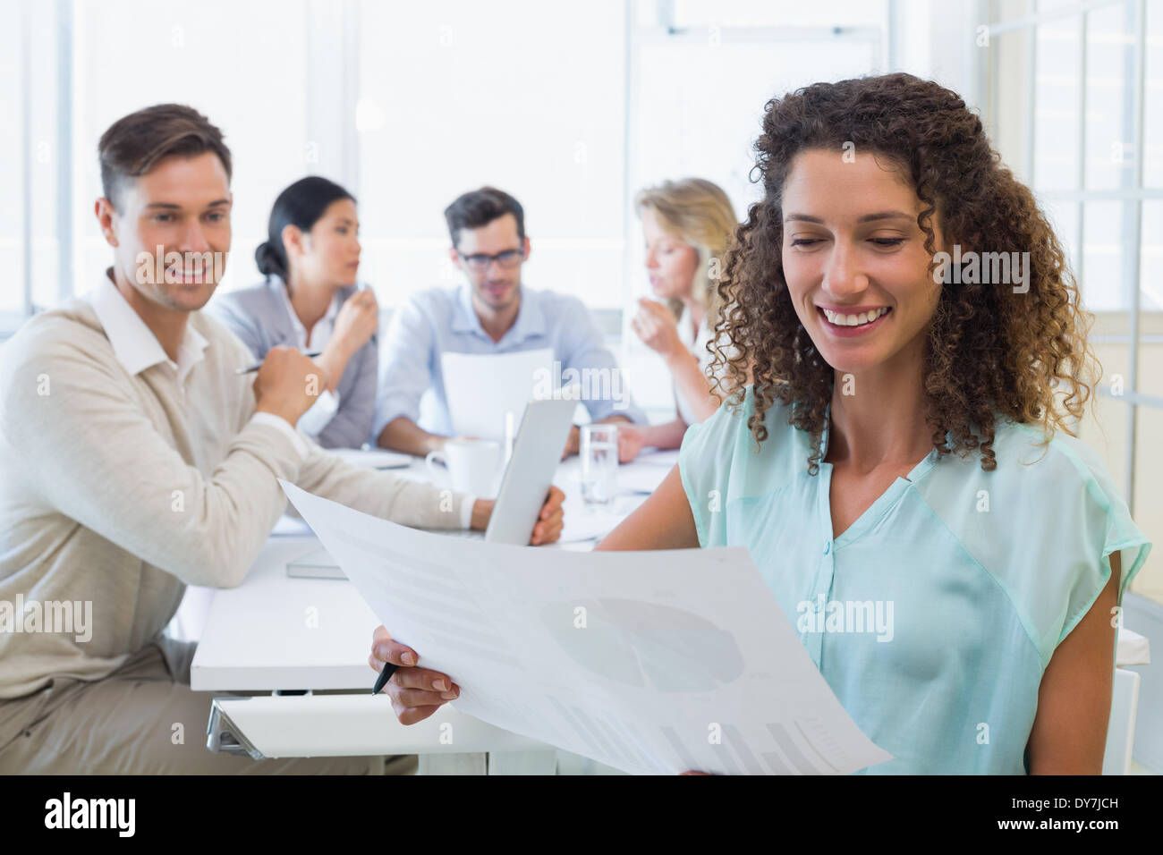Lässige Geschäftsfrau Dokument während der Besprechung lesen Stockfoto