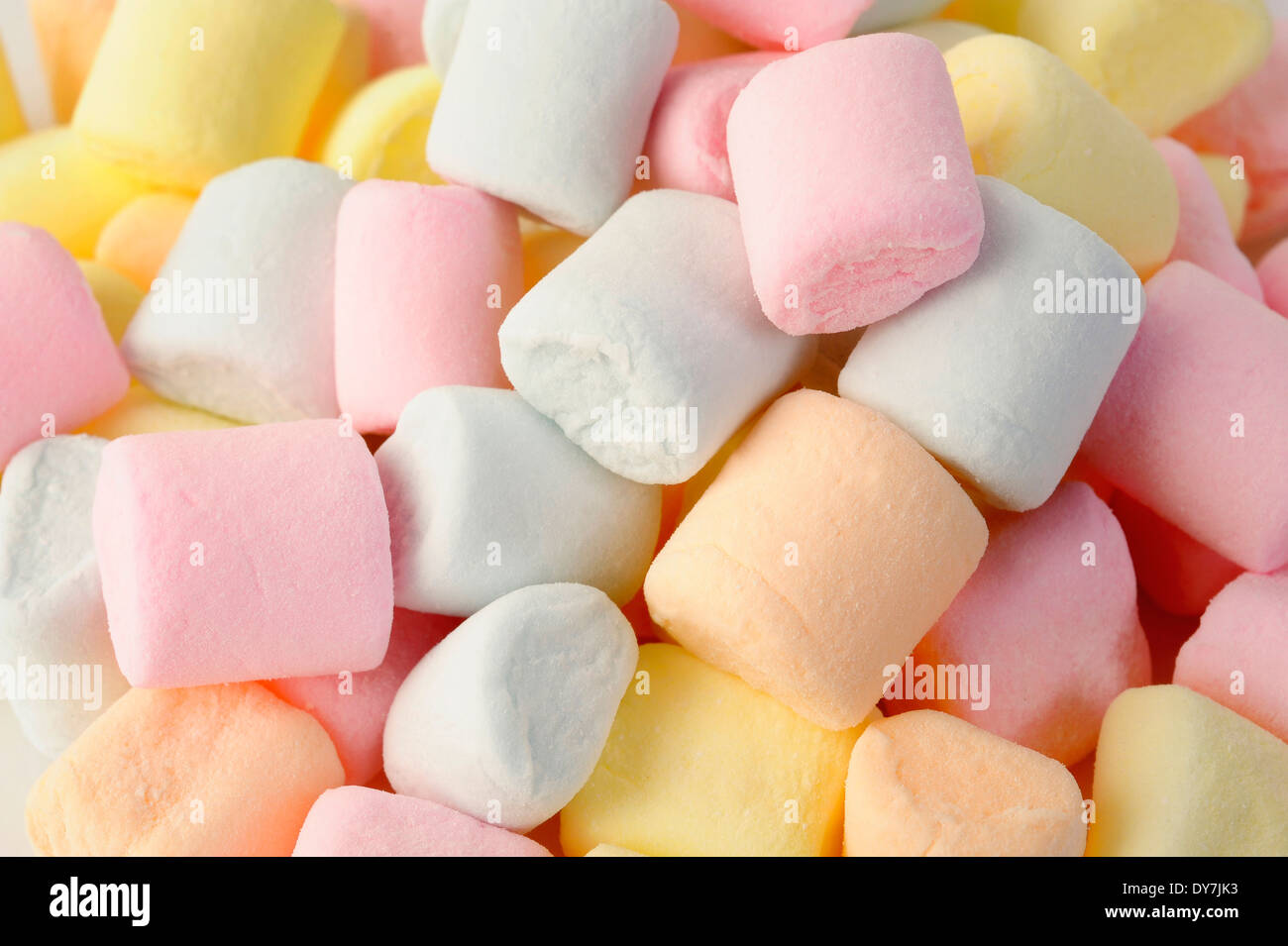 kleine farbige geschwollene marshmallows Stockfoto