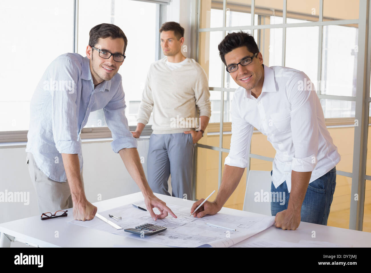 Lässige Architektur Team zusammenarbeiten an Rezeption lächelnd in die Kamera Stockfoto