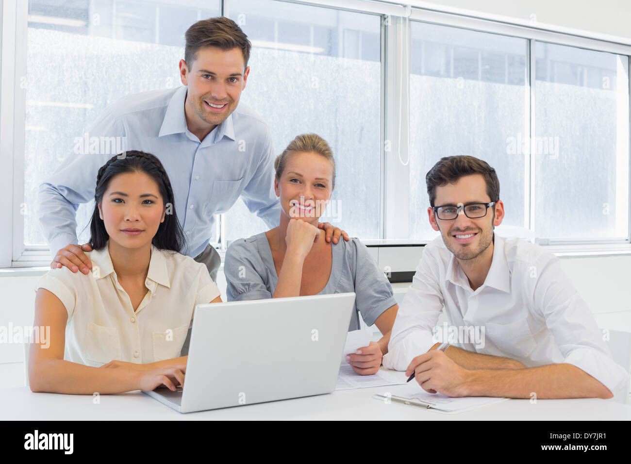 Casual Business-Team zusammen arbeiten am Schreibtisch mit laptop Stockfoto