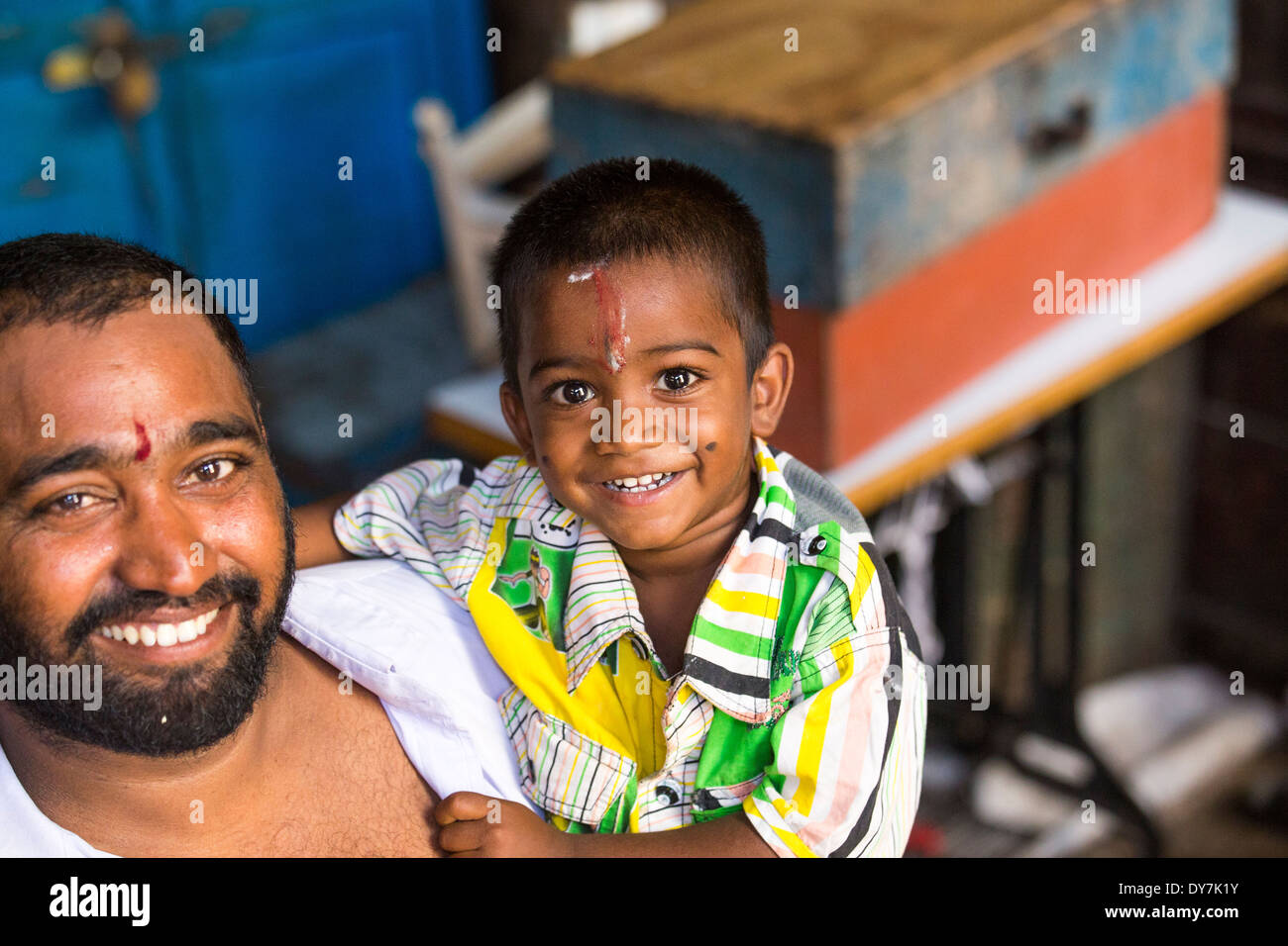 Hindu Junge Junge und sein Vater, Meenakshi Amman Tempel, Madurai, Indien Stockfoto