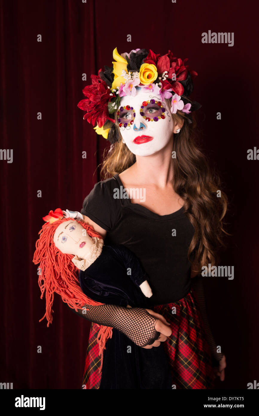 Tag der toten Mädchen in Make-up, Kostüm und Headress halten gruselige Puppe  Stockfotografie - Alamy