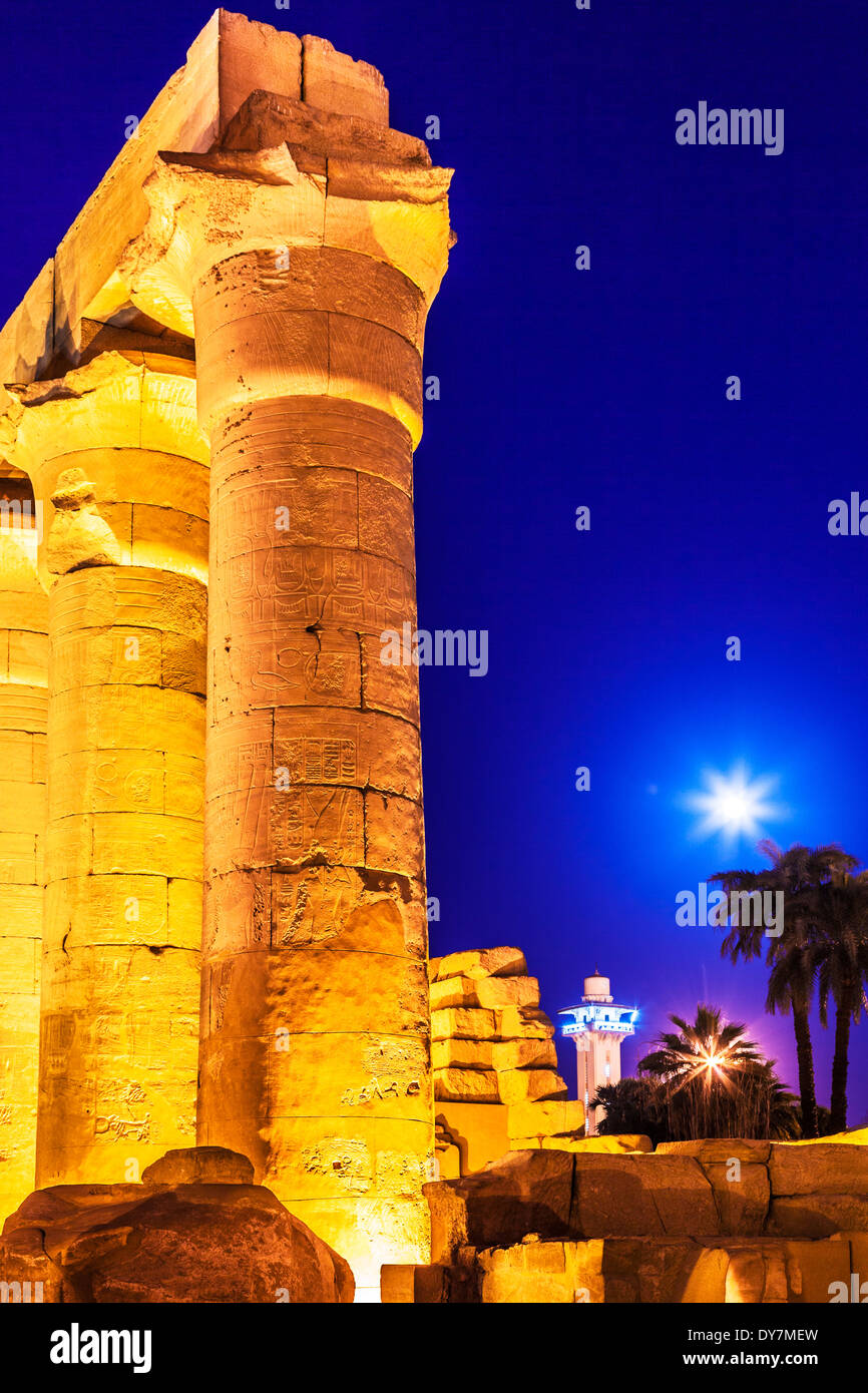 Alte ägyptische Säulen im Luxor-Tempel mit einer modernen Moschee im Hintergrund. Stockfoto