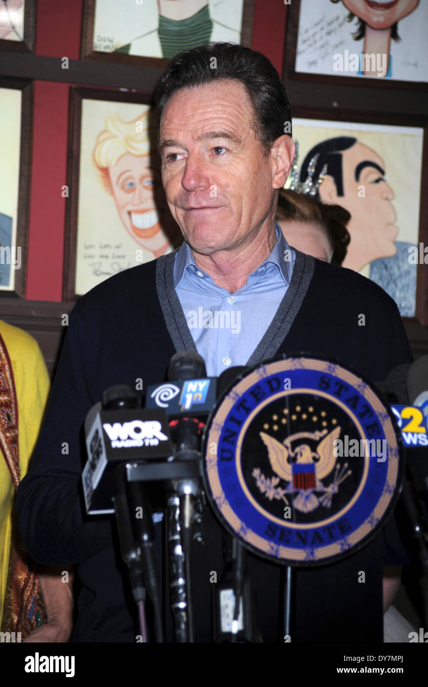 New York City. 7. April 2014. Bryan Cranston besucht US-Senator Charles E. Schumer kündigt seine Kampagne zu geben Broadway und live-Theater-Produktionen eine große Steuerermäßigung, die Anreize für Investitionen und Sporn Arbeitsplätzen bei Sardi am 7. April 2014 in New York City. © Dpa/Alamy Live-Nachrichten Stockfoto