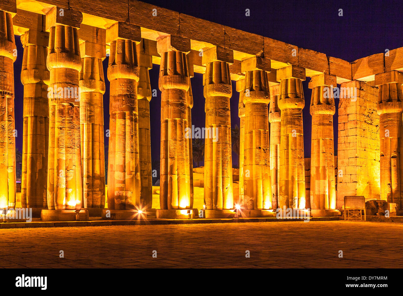 Die große hypostyle Halle von Amenophis III im Luxor-Tempel. Stockfoto