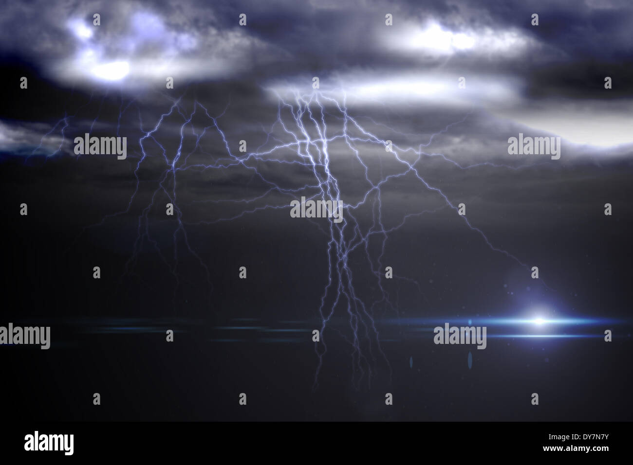 Dunklen Gewitterhimmel mit Blitze Stockfoto