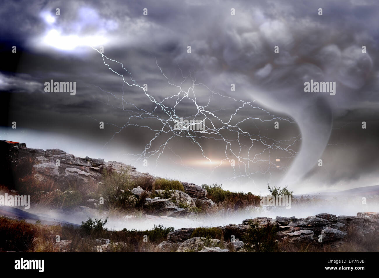 Gewitterhimmel mit Tornado über Landschaft Stockfoto