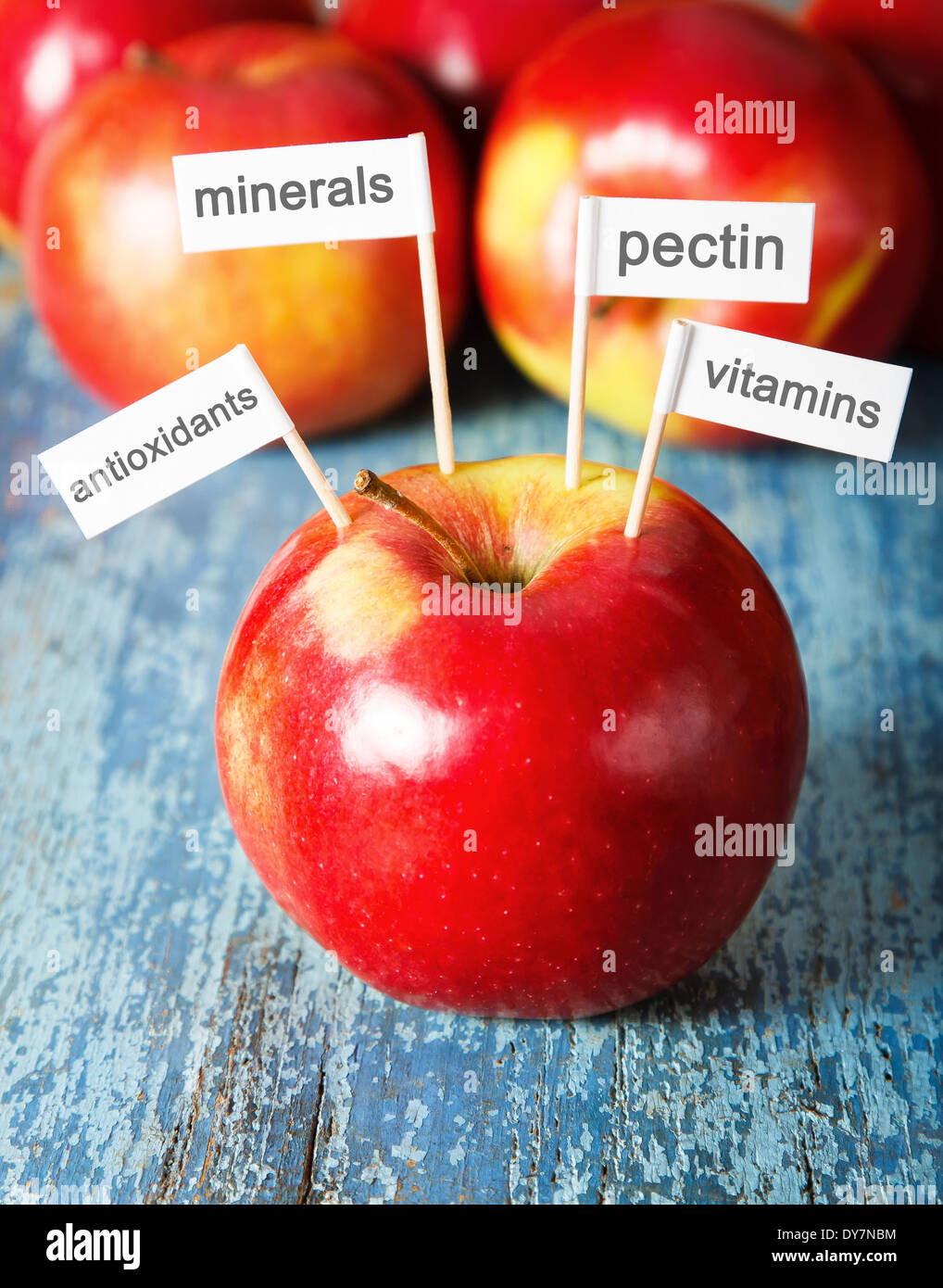 Gesunde Ernährung-Konzept. Frischer Apfel mit Flaggen zeigt die Vorteile von Obst Stockfoto
