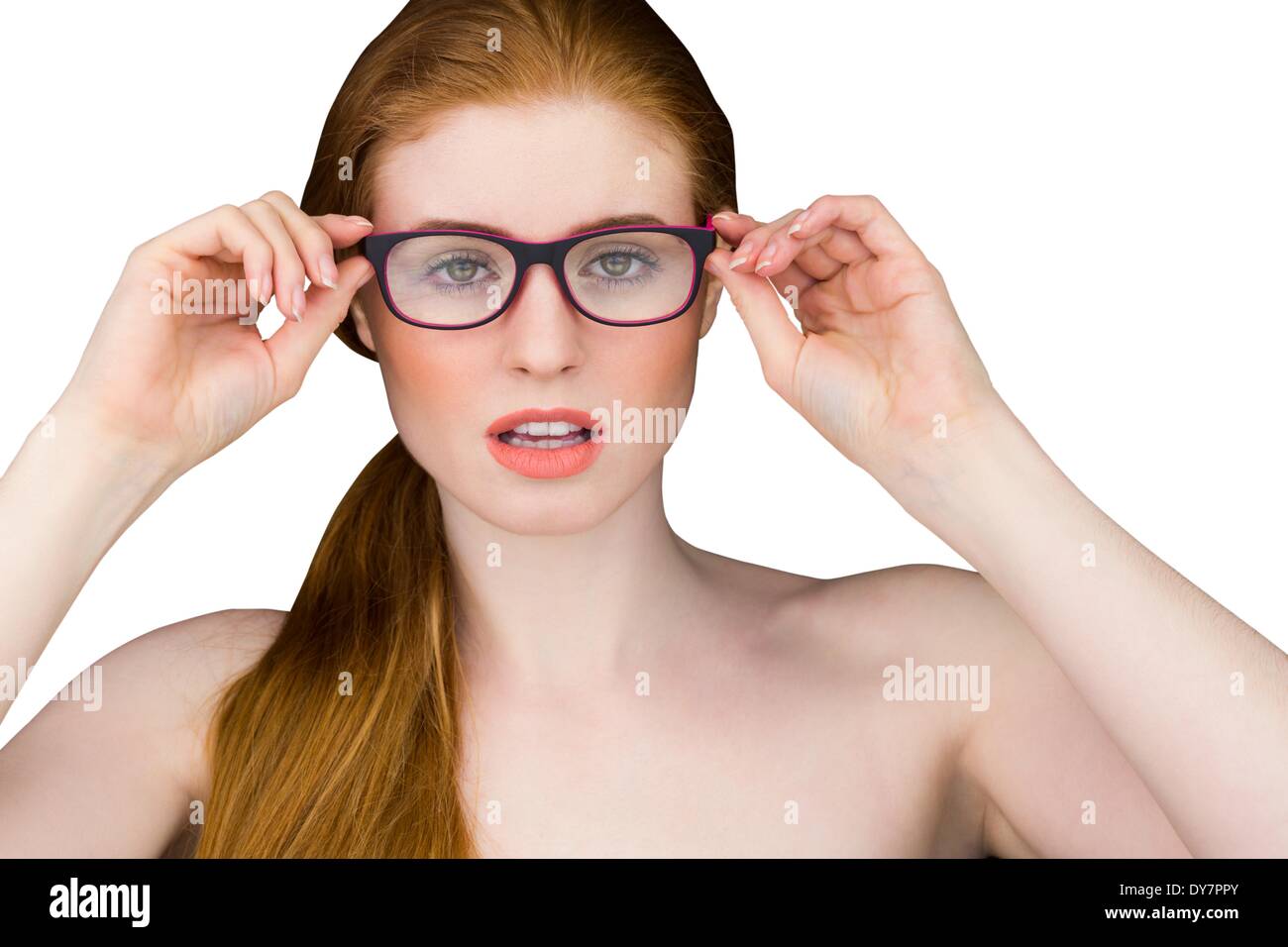 Schöne rothaarige posiert mit Brille Stockfoto