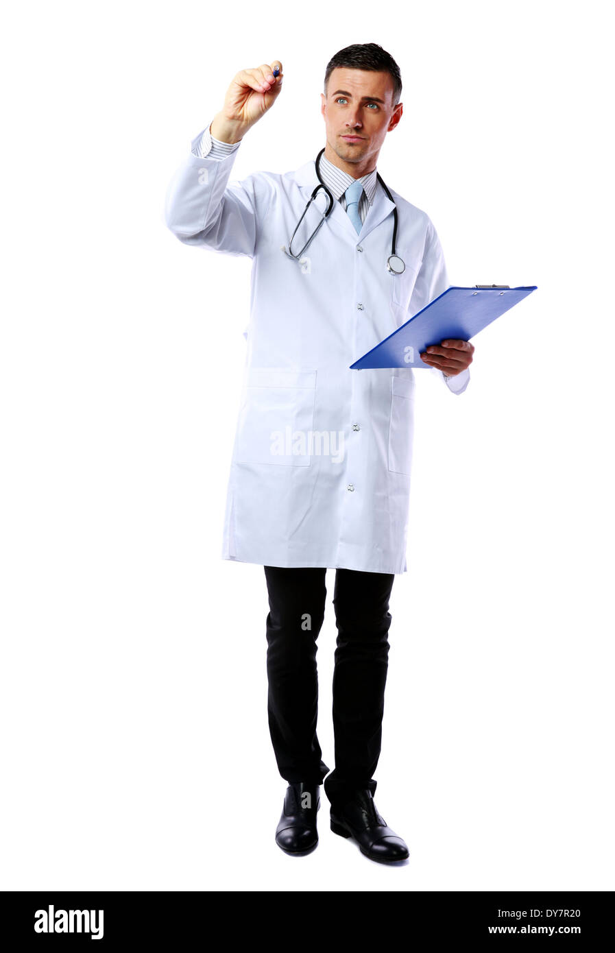 Mann Arzt schreiben mit Stift auf Exemplar und wenn Sie mit Zwischenablage auf weißem Hintergrund Stockfoto