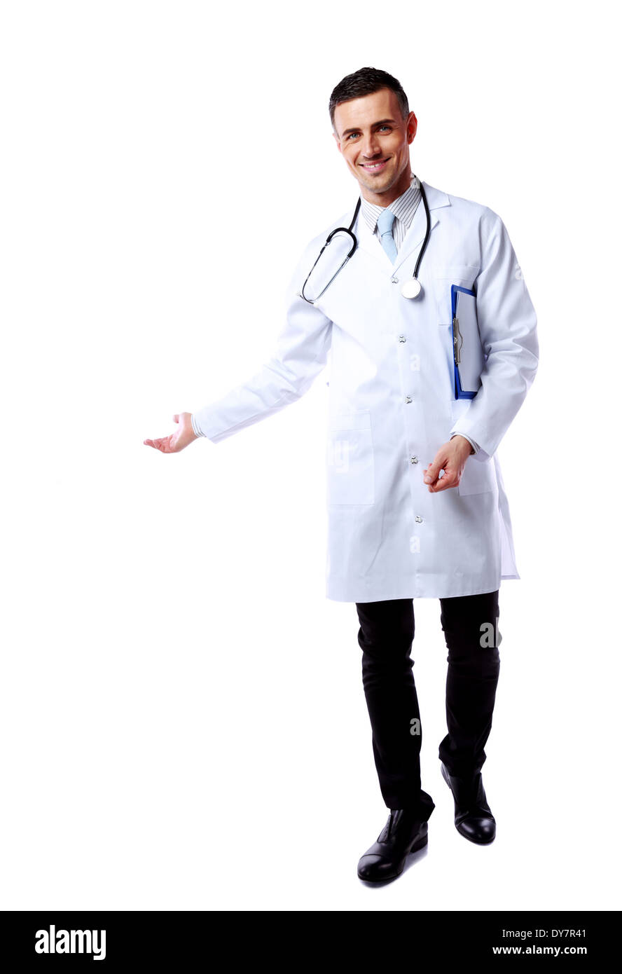 Glücklich männlichen Arzt stellen wir Ihnen etwas auf weißem Hintergrund Stockfoto