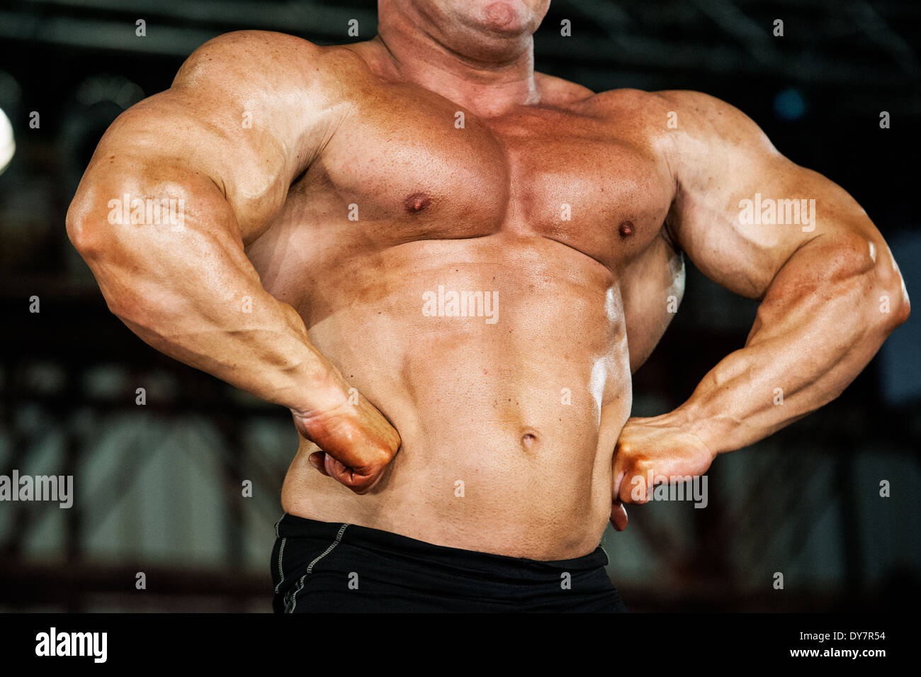 Detail von einem männlichen Bodybuilder während der Fitness-Messe FIBO in Köln, 2014. Stockfoto