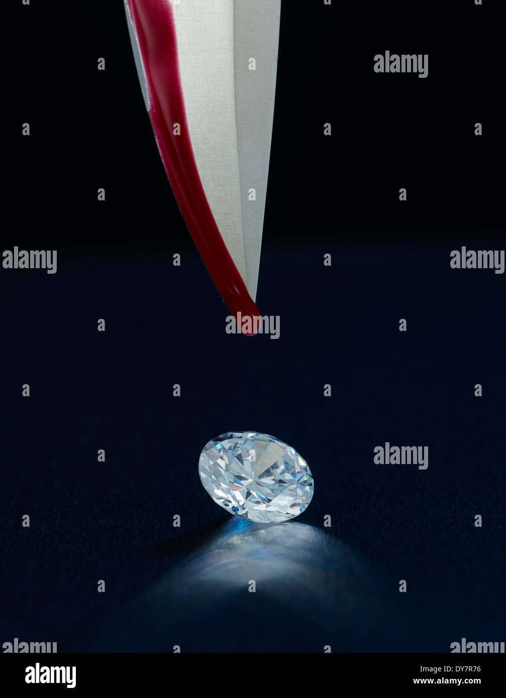 Blutiges Messer oben ein Diamant Stockfoto