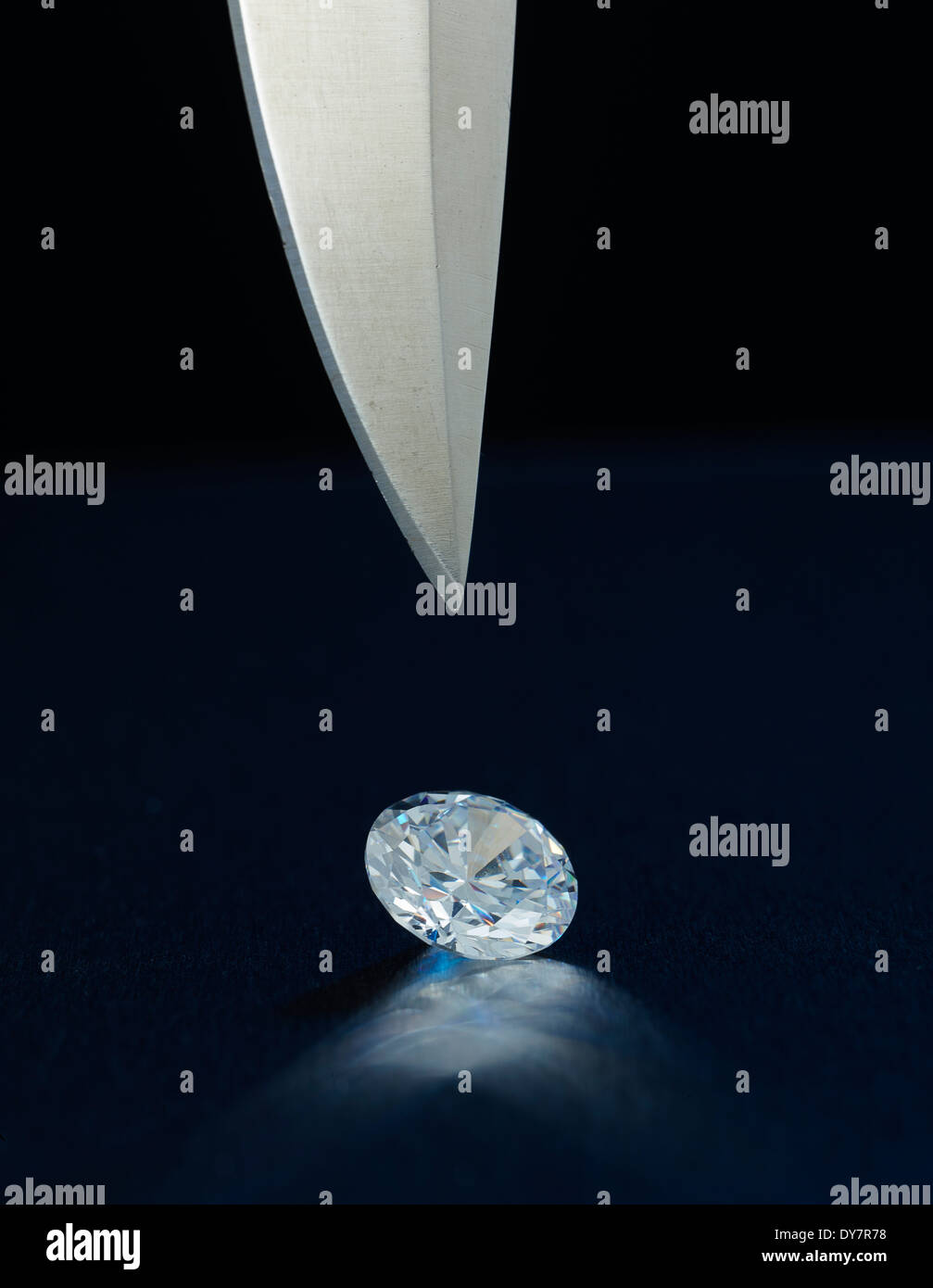 Messerklinge über ein Diamant Stockfoto