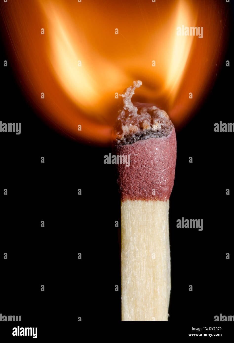 Gleiches leuchten Flamme zeigt an der Stelle, an der Zündung, auf einem schwarzen Hintergrund. Brennendes Streichholz nach entzündet wird. Stockfoto