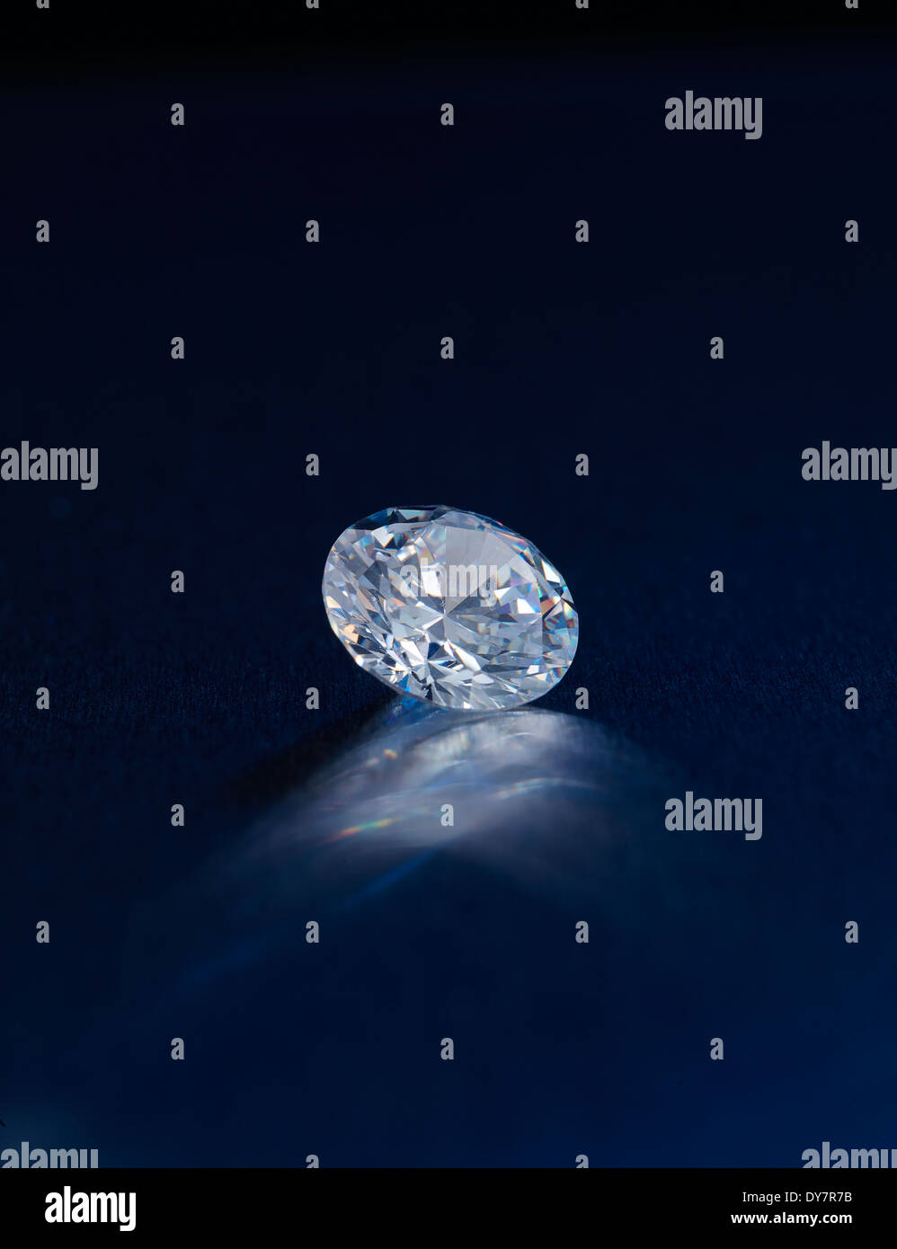 Glänzende Diamanten vor schwarzem Hintergrund Stockfoto