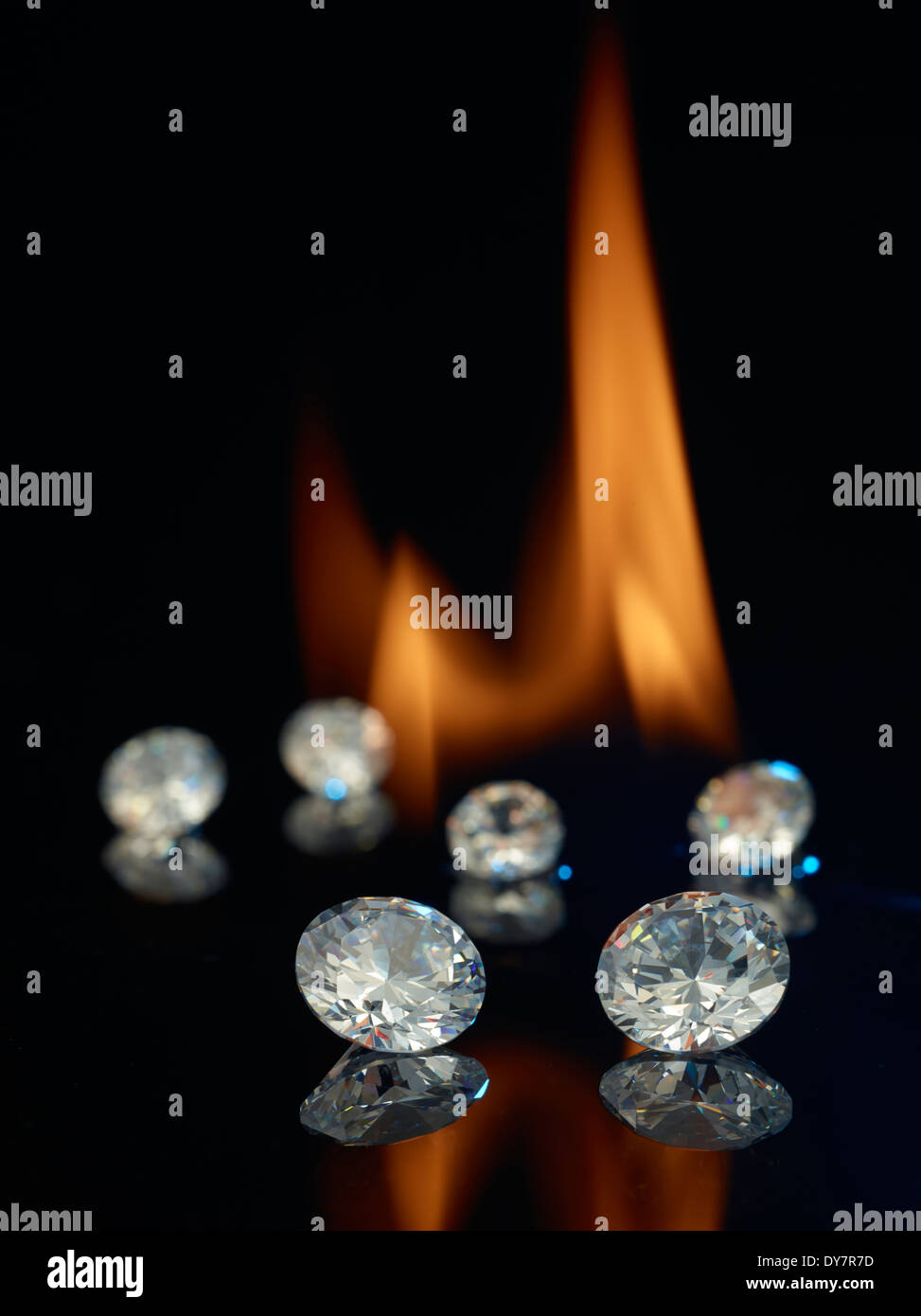 Diamanten vor einer Flamme Stockfoto