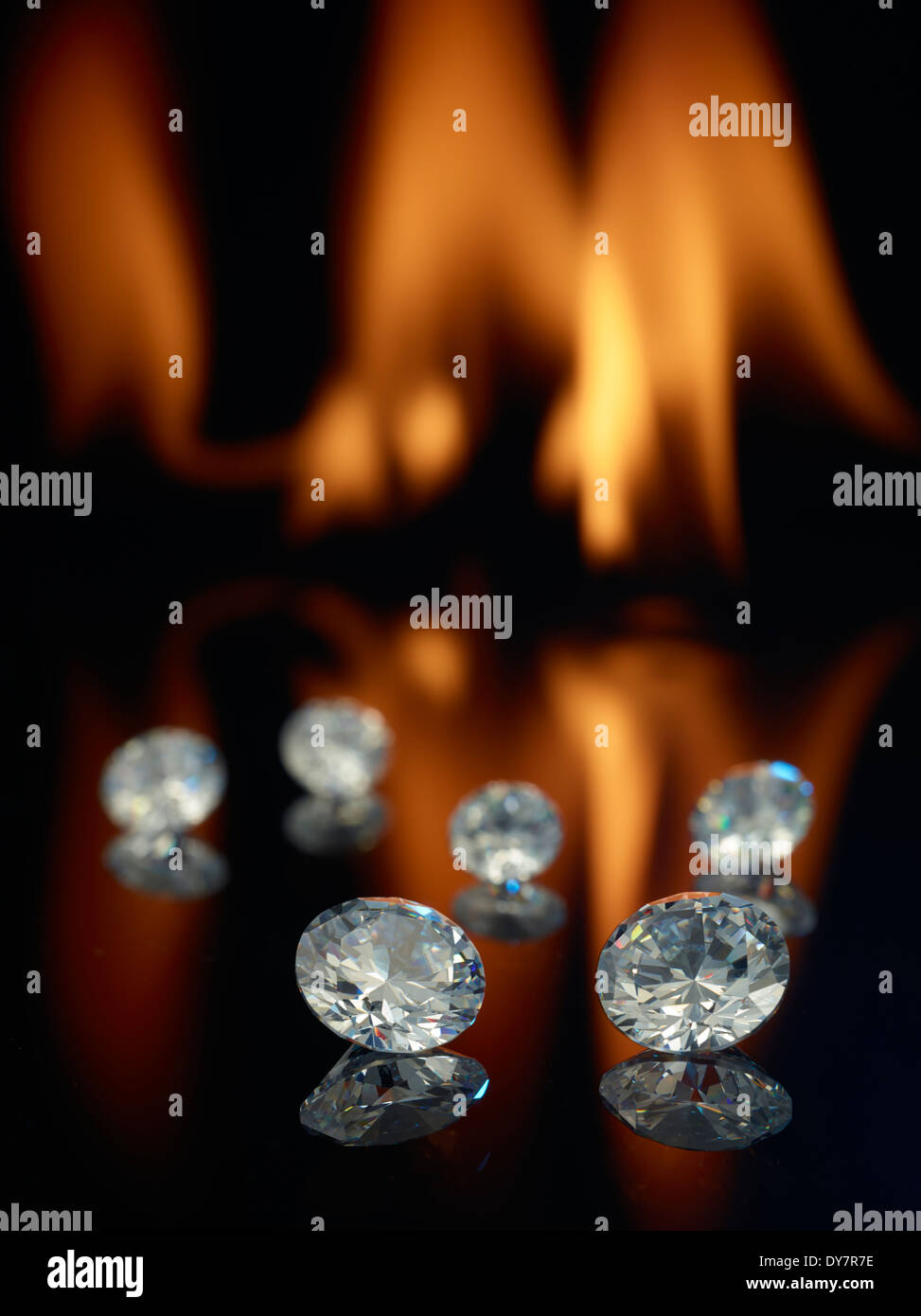Diamanten vor einer Flamme Stockfoto