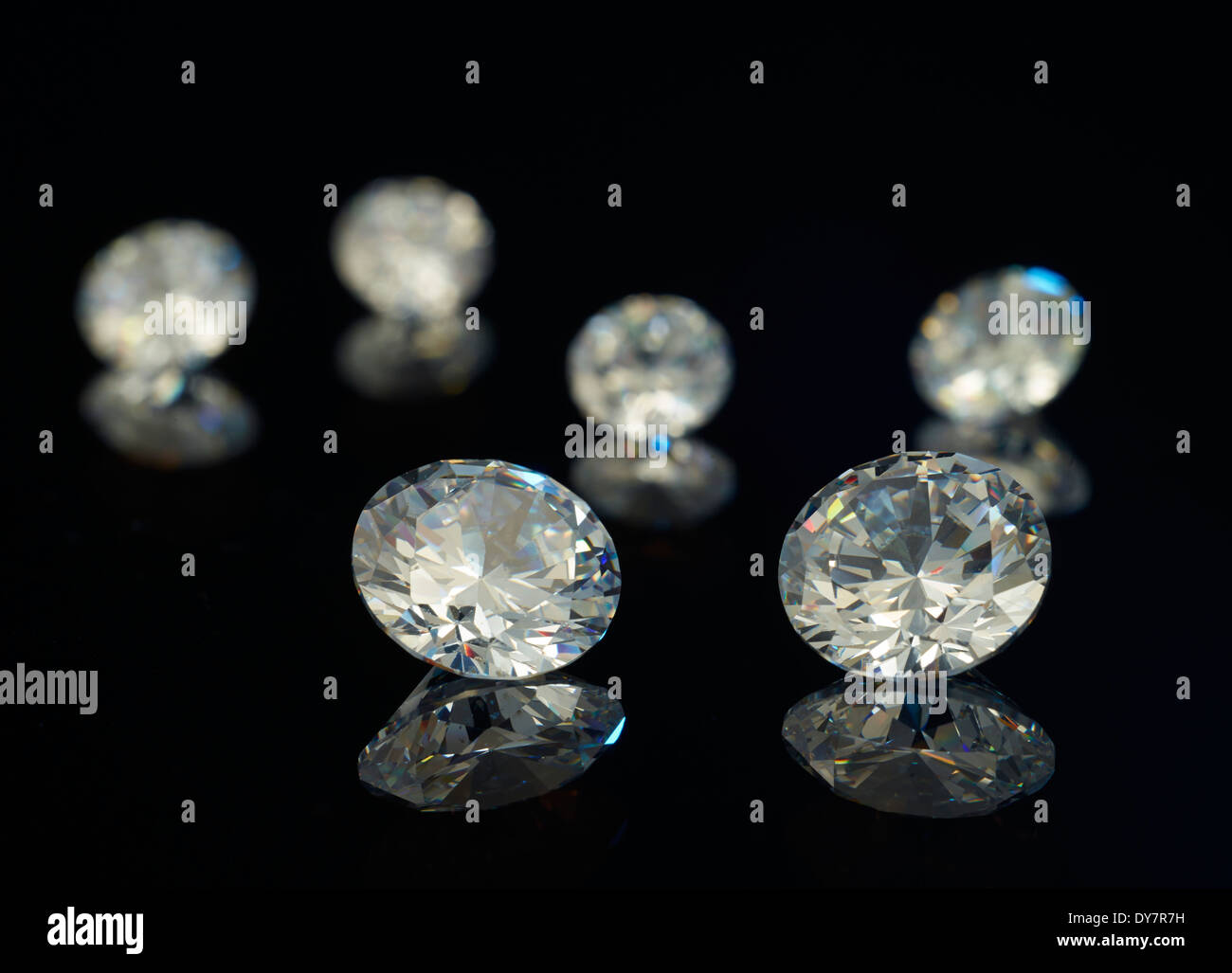 Sechs Diamanten auf schwarzem Hintergrund Stockfoto