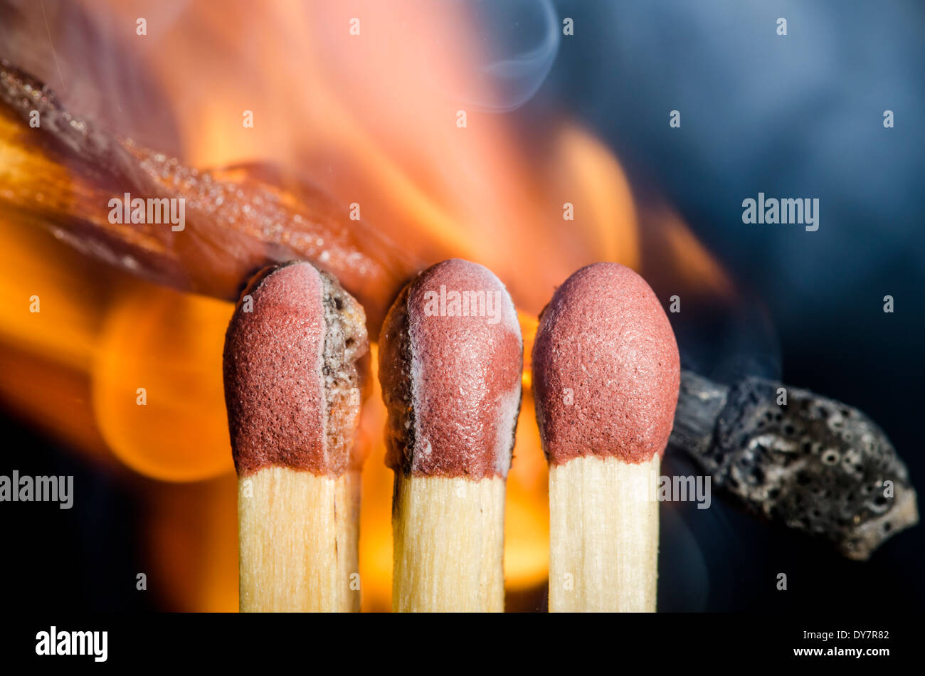 Spiele Leuchten mit Flammen an der Stelle, an der Zündung, auf einem schwarzen Hintergrund. Brennende Streichhölzer nach entzündet wird. Stockfoto