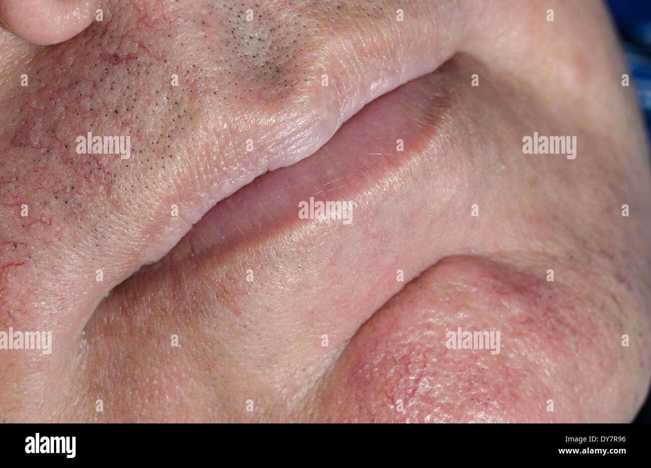 Mund und Lippen Closeup auf weißem mans Gesicht. Stockfoto