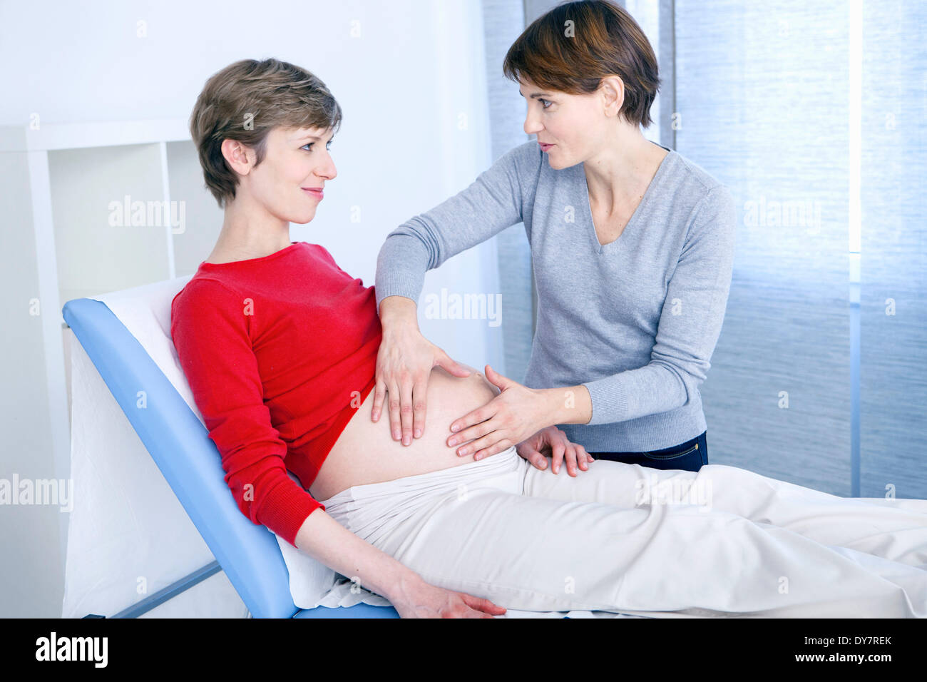 Schwangeren Bauch abtasten Stockfoto