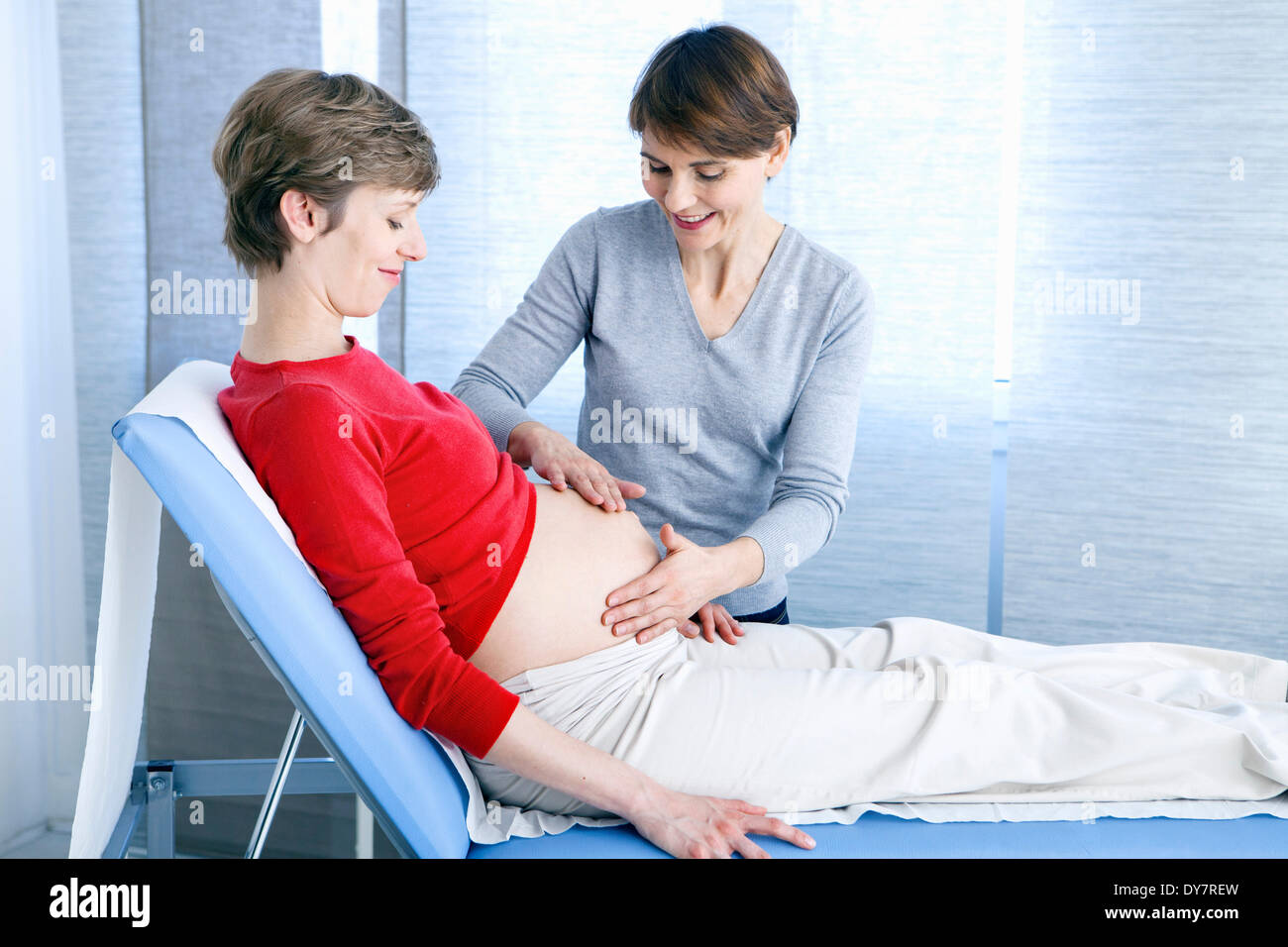 Schwangeren Bauch abtasten Stockfoto