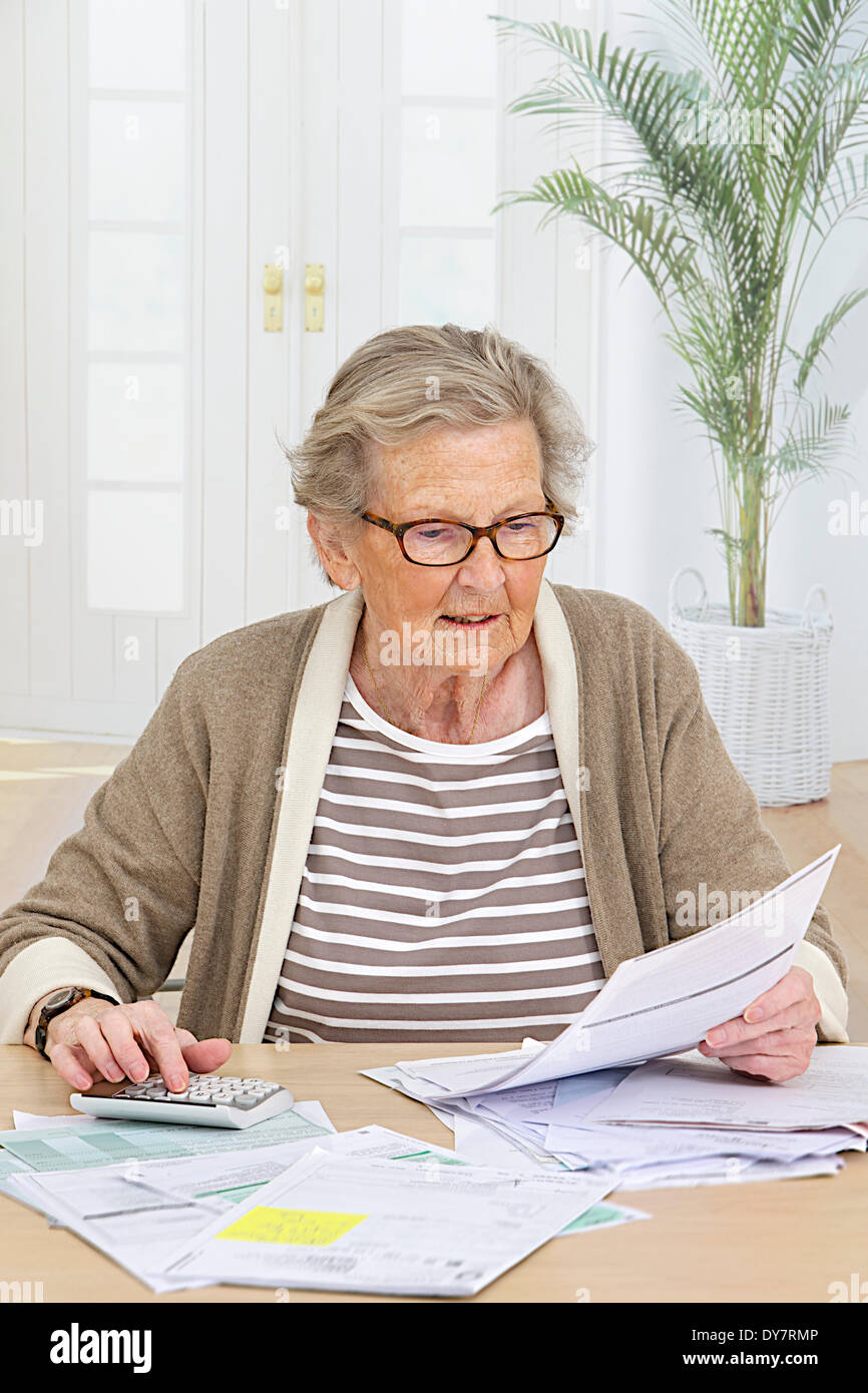 Ältere Person Papierkram zu tun Stockfoto