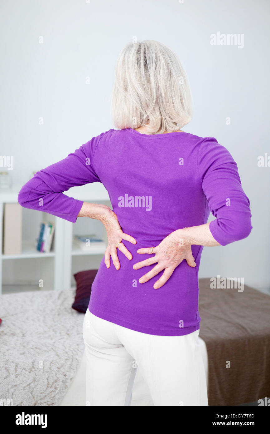 Schmerzen im unteren Rücken in ältere person Stockfoto