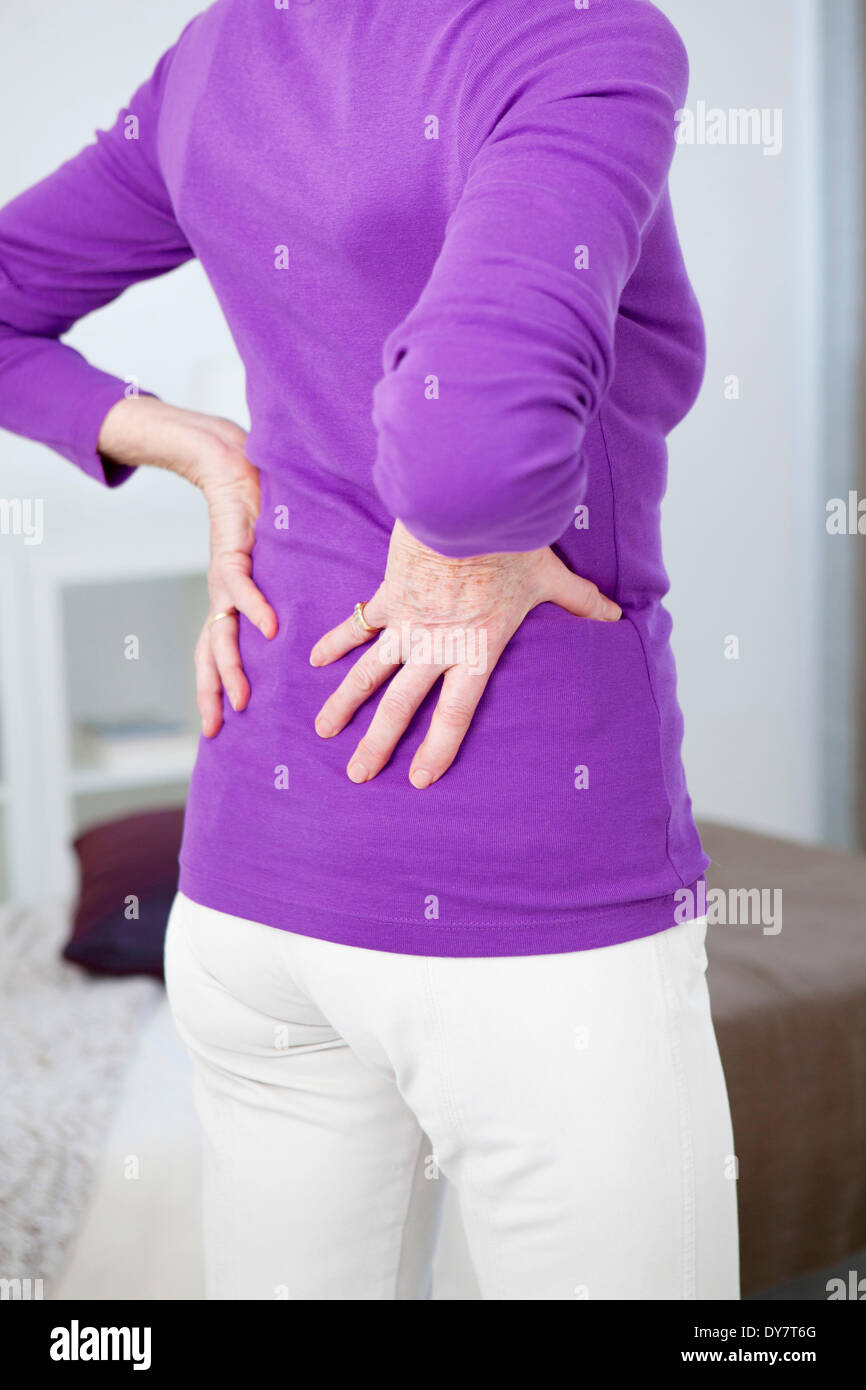 Schmerzen im unteren Rücken in ältere person Stockfoto