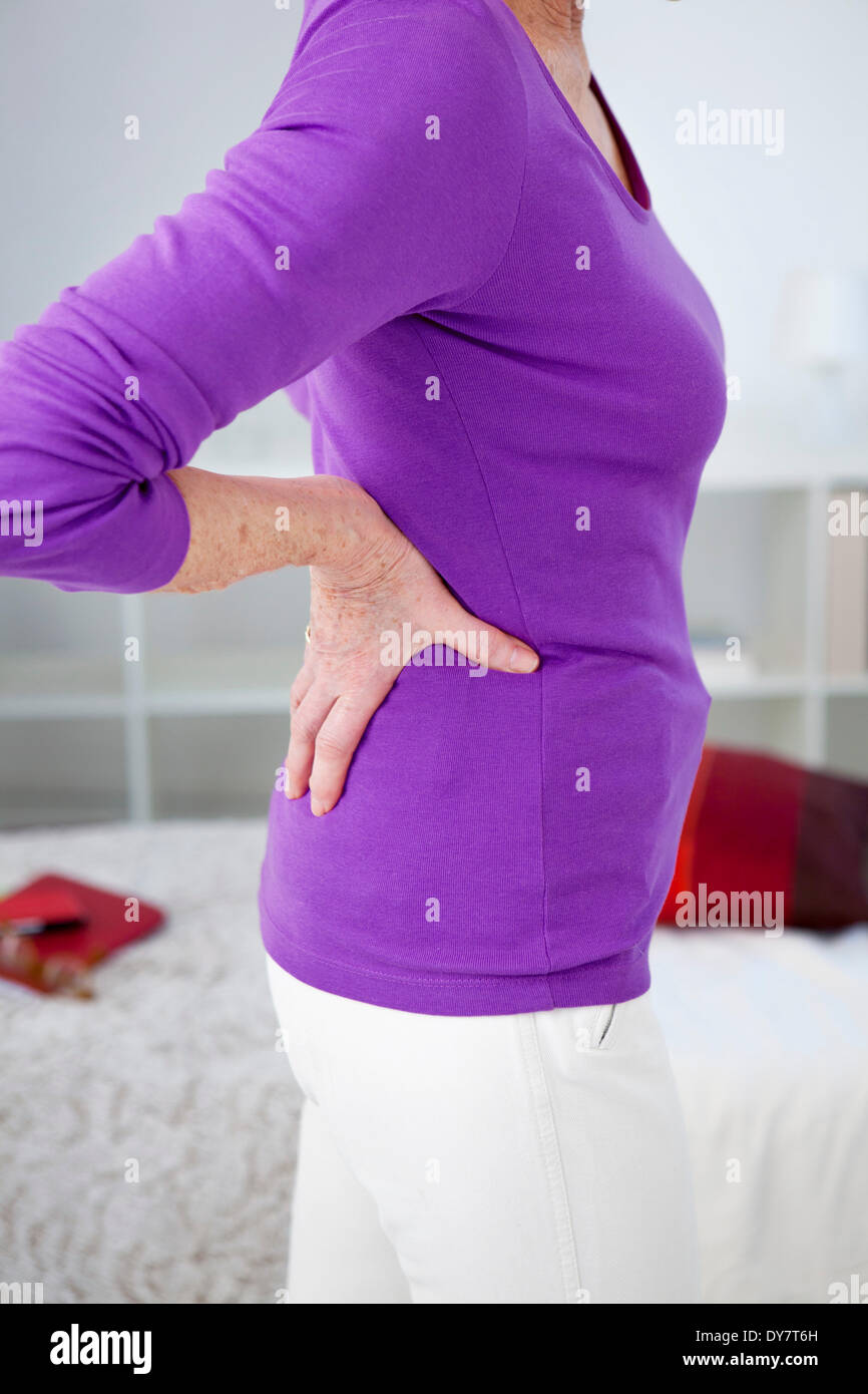 Schmerzen im unteren Rücken in ältere person Stockfoto