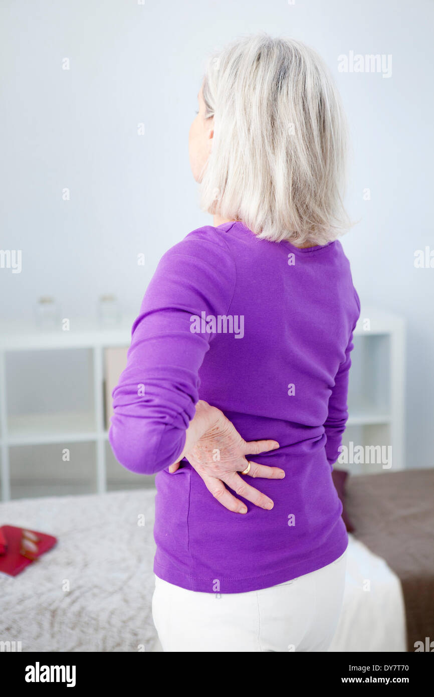 Schmerzen im unteren Rücken in ältere person Stockfoto